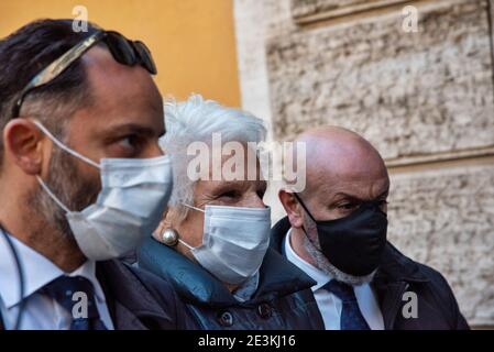 Liliana Segre. Rom, 19/01/2021. Italienische Parlamentsabgeordnete außerhalb des römischen Senats, während der italienische Ministerpräsident Giuseppe Conte die Kammer um ein Vertrauensvotum bittet, um die italienische Regierung nach dem Abtreten der beiden Kabinettsminister der winzigen Partei Italia Viva (Italien am Leben) zu retten, angeführt vom ehemaligen italienischen Premierminister Matteo Renzi.Quelle: LSF Foto/Alamy Live News Stockfoto