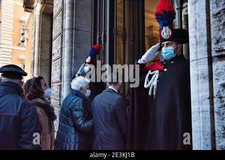 Liliana Segre. Rom, 19/01/2021. Italienische Parlamentsabgeordnete außerhalb des römischen Senats, während der italienische Ministerpräsident Giuseppe Conte die Kammer um ein Vertrauensvotum bittet, um die italienische Regierung nach dem Abtreten der beiden Kabinettsminister der winzigen Partei Italia Viva (Italien am Leben) zu retten, angeführt vom ehemaligen italienischen Premierminister Matteo Renzi. Kredit: LSF Foto/Alamy Live Nachrichten Stockfoto