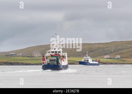 SIC Ferries, die auf der Bluemull Sound Route operieren - Foreground Ferry verlässt Yell von Gutcher in Richtung Belmont auf Unst, Shetland, Schottland, Großbritannien Stockfoto