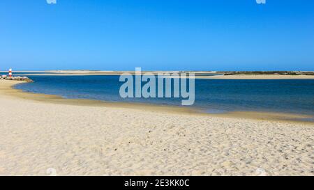 Ruhiger Strand in Faro, Portugal Stockfoto