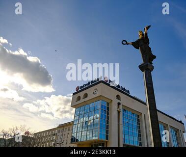 06.01.2021. Sofia. Bulgarien. Saint Sofia Denkmal in Sofia mit Hintergrund blauen Himmel und UniCredit Bulbank Gebäude und Reflexion von Cloduy Himmel auf seiner Stockfoto