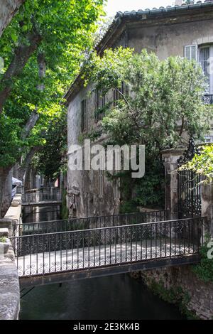 Avignon, Rue des Teinturiers (engl. Straße von Dyers) mit kleiner Brücke über den Kanal Sorgue, in der Region Provence-Alpes-Côte d'Azur, Frankreich, Europa Stockfoto