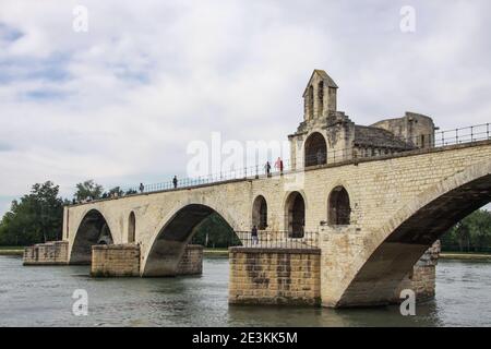 Die Pont Saint-Bénézet oder Pont d'Avignon, mittelalterliche Brücke mit St. Nikolaus-Kapelle über dem Fluss Rhone in Avignon, Frankreich Stockfoto