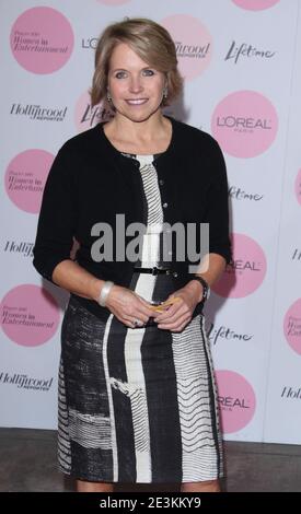 BEVERLY HILLS, CA - DEZEMBER 07: Katie Couric kommt an The Hollywood Reporter's Power 100: Women in Entertainment Frühstück im Beverly Hills Hotel am 7. Dezember 2010 in Beverly Hills, Kalifornien Menschen: Katie Couric Kredit: Storms Media Group/Alamy Live News Stockfoto