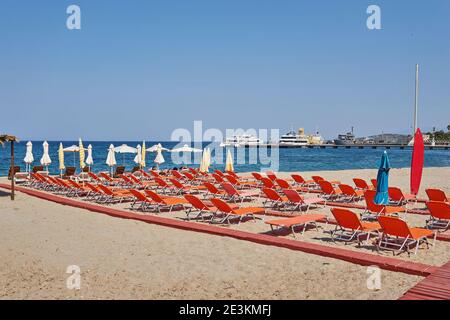 Der Strand mit Sonnenschirmen und Liegen, die leer sind. Stockfoto