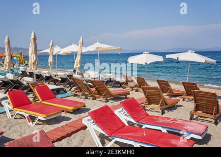 Der Strand mit Sonnenschirmen und Liegen, die leer sind. Stockfoto