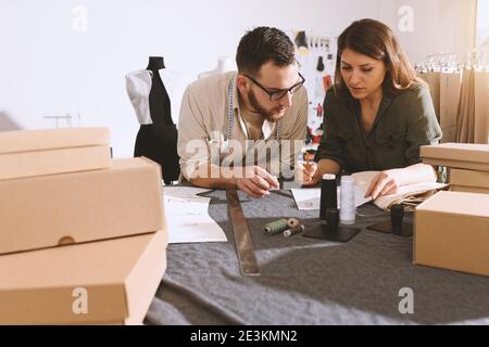 Das seamresses Team ist bereit, das Paket mit neuer Kleidung an den Kunden zu senden Stockfoto