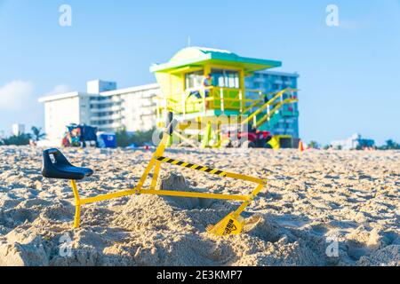 Bagger Spielzeug Graben Sand in South Beach Miami. Stockfoto