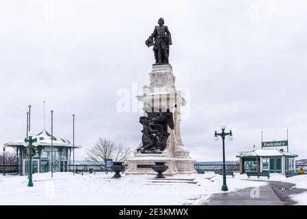 Das Samuel Champlain Denkmal unter dem Schnee in der Altstadt von Quebec. Stockfoto