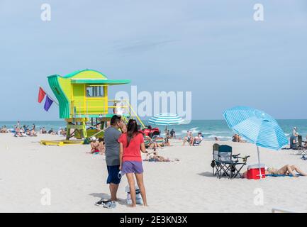Miami, Florida - 2. Januar 2021: Menschen Sonnenbaden in Miami Beach. Stockfoto