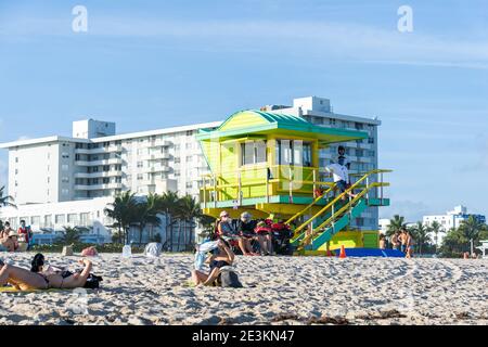 Miami, Florida - 2. Januar 2021: Menschen Sonnenbaden in Miami Beach. Stockfoto