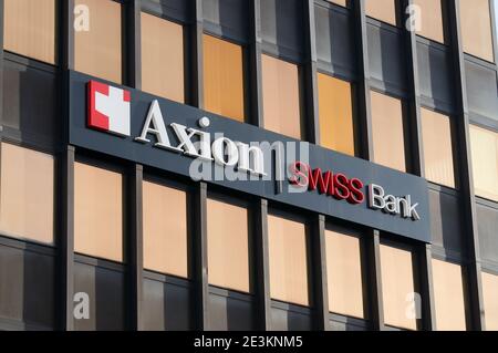 Lugano, Schweiz - 12. Januar 2021 : Axion Swiss Bank Schild am Hauptsitz in Lugano. Die Axion Swiss Bank ist auf High-Level-P spezialisiert Stockfoto