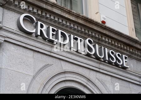 Lugano, Schweiz - 12. Januar 2021 : Credit Suisse Bankschild an einer alten Gebäudefassade in Lugano. Credit Suisse ist ein globales Vermögensmanagement Stockfoto