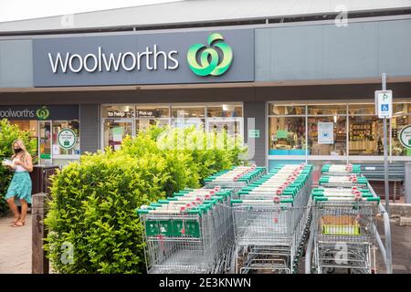 Während COVID 19 Pandemie australien Frau verlässt Woolworths Supermarkt tragen Ein Facemark, der im Store, Sydney, Australien, obligatorisch ist Stockfoto