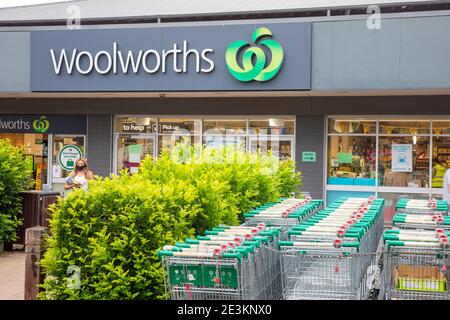 Lady trägt Facemark während Covid 19 Pandemie verlässt Woolworths Supermarkt In Avalon Beach, Sydney, Australien an einem Sommertag Stockfoto