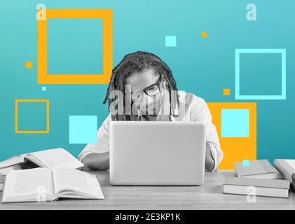 Student studiert mit seinem Laptop mit einem Schreibtisch voller Bücher. Konzept auf Online-Prüfung Stockfoto