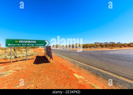 Schild Luritja Road zum Watarrka National Park, Outback Red Centre. Der Park liegt zwischen den West MacDonnell Ranges und dem Uluru-Kata tjuta Nationalpark. Könige Stockfoto