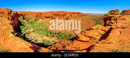 Bannerpanorama des Watarrka National Park, Australien Outback Red Centre, Northern Territory. Kings Canyon mit Hight Walls, rotem Sandstein und Garten Stockfoto