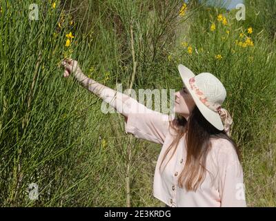 Mädchen im Feld Stockfoto