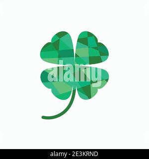 Vierblättrige Kleeblatt-Ikone in schlichtem Facettendesign. Geometriestil. Isoliert auf Weiß. St. Patricks Tagesvektor. Irisches Symbol. Stock Vektor