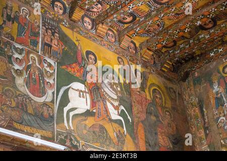 Wandgemälde von St. George auf dem Pferd, der den Drachen erschluß, und Wandbild von Cherubim an der Decke. Stockfoto