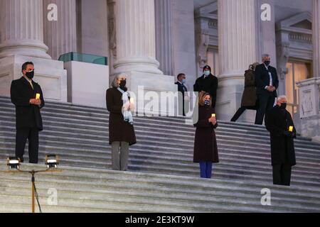 Washington, USA. Januar 2021. Die US-Sprecherin Nancy Pelosi (zweite von rechts), eine Demokratin aus Kalifornien, trägt eine Schutzmaske, während sie am 19. Januar 2021 in Washington an einer Covid-19-Gedenkstätte und Tribute in Lights vor dem US-Kapitol teilnimmt. DC vor dem Tag der Einweihung des designierten Präsidenten Joe Biden und des designierten Vizepräsidenten Kamala Harris. Der designierte Präsident Joe Biden wird am Tag der Einweihung mittags zum 46. Präsidenten der Vereinigten Staaten. (Foto von Oliver Contreras/Sipa USA) Quelle: SIPA USA/Alamy Live News Stockfoto