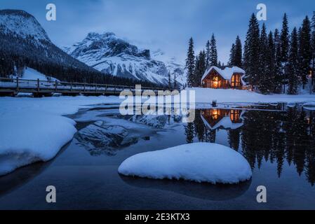 Das berühmte Cilantro Cafe am Emerald Lake im Yoho Nationalpark in den kanadischen Rockies während der blauen Stunde im Winter. Stockfoto