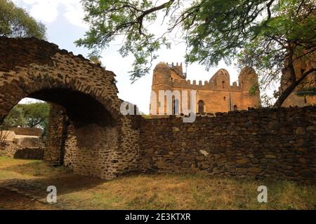 Die steinernen Türme, Kuppeln und Balkone von Fasiledes' Castle, von hinter einer Hofmauer in Gonder, Äthiopien, betrachtet, nannte die Camelot of Africa. Stockfoto