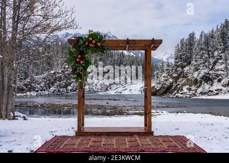 Eine künstlerische Holzpavillon Dekoration und Bow Falls im Hintergrund im Winter. Ein Begriff der Ehe. Banff-Nationalpark, Bow River. Stockfoto