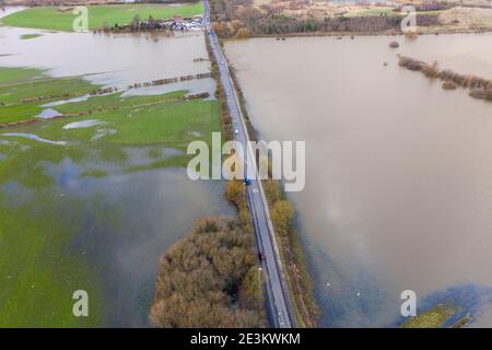 Luftdrohnenaufnahme der Stadt Allerton Bywater in der Nähe Castleford in Leeds West Yorkshire zeigt die überfluteten Felder von Der Fluss Aire auf einem regnerischen w Stockfoto