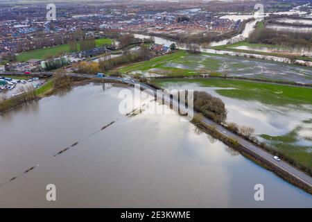 Luftdrohnenaufnahme der Stadt Allerton Bywater in der Nähe Castleford in Leeds West Yorkshire zeigt die überfluteten Felder von Der Fluss Aire auf einem regnerischen w Stockfoto