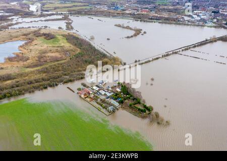 Luftdrohnenaufnahme der Stadt Allerton Bywater in der Nähe Castleford in Leeds West Yorkshire zeigt die überfluteten Felder und Bauernhaus vom Fluss Ai Stockfoto