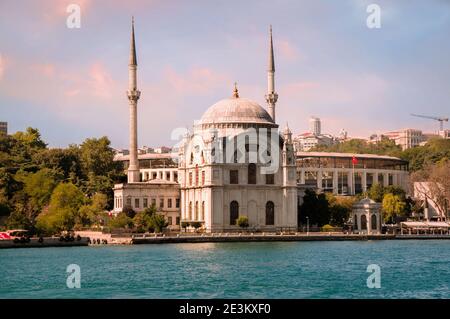 Blick auf den Sonnenuntergang am Ufer der Bosporus Strait mit Dolmabahce Moschee im Stadtteil Beyoglu in Istanbul Stockfoto