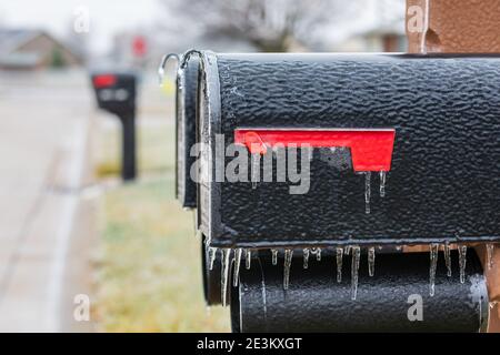 Eisbedeckte Mailbox nach Wintereissturm. Konzept von Winterwetter und Postversand Stockfoto