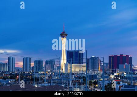 Las Vegas, 12. JAN 2021 - Nachtansicht des Skypods mit Stadtbild Stockfoto