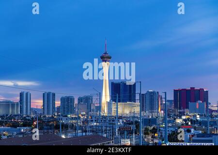 Las Vegas, 12. JAN 2021 - Nachtansicht des Skypods mit Stadtbild Stockfoto