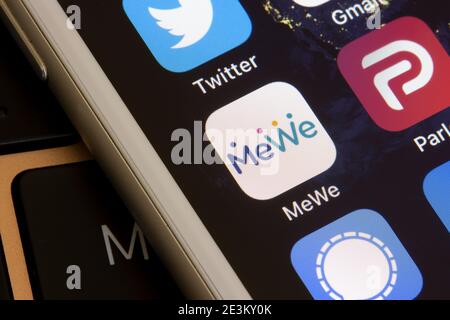 Das Symbol der Mewe Mobile App wird auf einem iPhone angezeigt. Mewe ist ein amerikanischer alt-Tech-Social-Media- und Social-Networking-Service von Scuples. Stockfoto