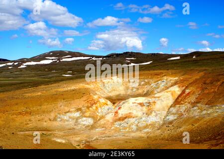 Der Blick auf die bunten Berge am Krafla Viti Krater in der Nähe des Myvatn Sees, Island im Sommer Stockfoto