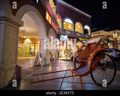 Las Vegas, 12. JAN 2021 - Nachtansicht einer Rickshaw in einem plaza Stockfoto