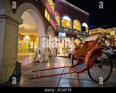 Las Vegas, 12. JAN 2021 - Nachtansicht einer Rickshaw in einem plaza Stockfoto