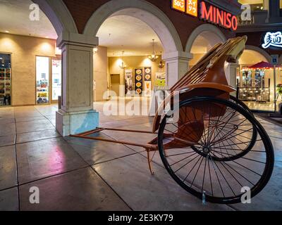 Las Vegas, 12. JAN 2021 - Nachtansicht einer Rickshaw in einem plaza Stockfoto