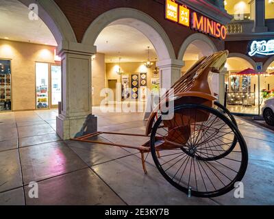 Las Vegas, 12. JAN 2021 - Nachtansicht einer Rickshaw in einem plaza Stockfoto