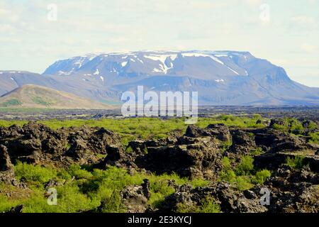 Der Blick auf die einzigartige Felsstruktur bei Dimmuborgir Lava Formationen in der Nähe des Lake Myvatn, Island Stockfoto