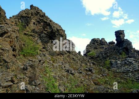 Der Blick auf die einzigartige Felsstruktur bei Dimmuborgir Lava Formationen in der Nähe des Lake Myvatn, Island Stockfoto