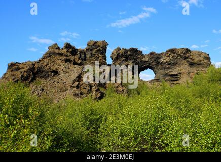 Der Blick auf die einzigartige Felsstruktur und die Höhle bei Dimmugir Lava Formationen in der Nähe des Lake Myvatn, Island im Sommer Stockfoto