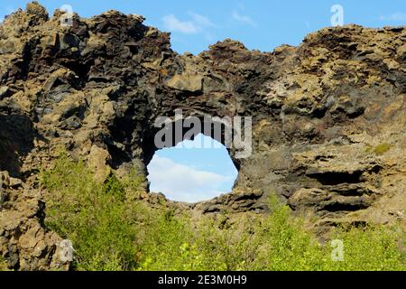 Der Blick auf die einzigartige Felsstruktur und die Höhle bei Dimmugorgir Lava Formationen in der Nähe des Lake Myvatn, Island Stockfoto