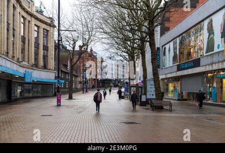 Ein Blick auf ein halb verlassenes Einkaufszentrum in Croydon, einer großen Stadt im Süden Londons. Nur 33,355 positive Covid19 Fälle wurden heute registriert, die niedrigste Anzahl von täglichen Fällen seit dem 27. Dezember - vor dem Beginn der dritten landesweiten Sperrung Englands. Stockfoto