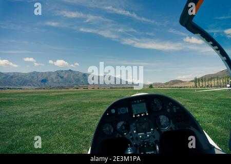 Blick aus dem Segelflugcockpit auf den Flugplatz vor dem Start unter freiem Baldachin mit Fokus auf Sicht und defokussieren Instrumententafel Stockfoto