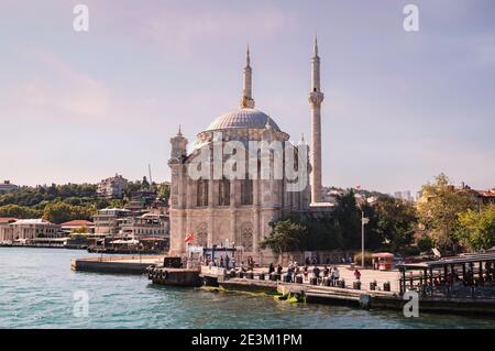 ISTANBUL, TÜRKEI - 09 07 2020: Blick vom Wasser der Bosporusstraße auf die Buyuk Mecidiye Ortakoy Moschee, restaurierte barocke Revival Moschee in Stockfoto