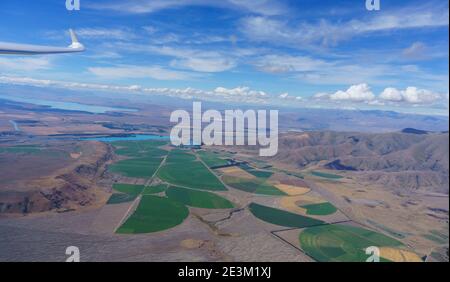 Luftaufnahme von Rüsselpflanzen Felder unter zwischen Bergen In Canterbury Landschaft durch Plexiglas Baldachin aus dem Segelflugzeug Cockpit Im Fligh Stockfoto